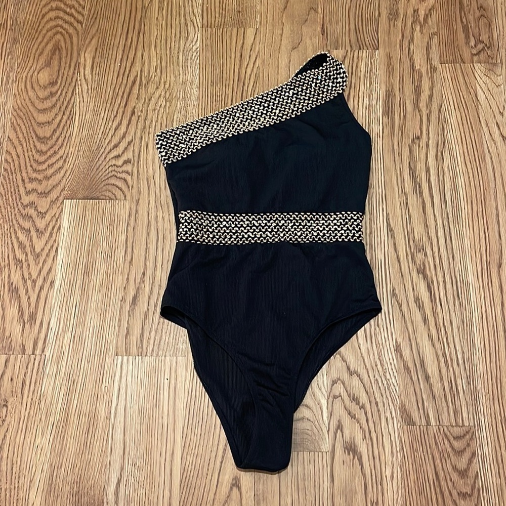 𝅺SHEIN one piece black w/gold accents. One shoulder. Size Medium. Never Worn